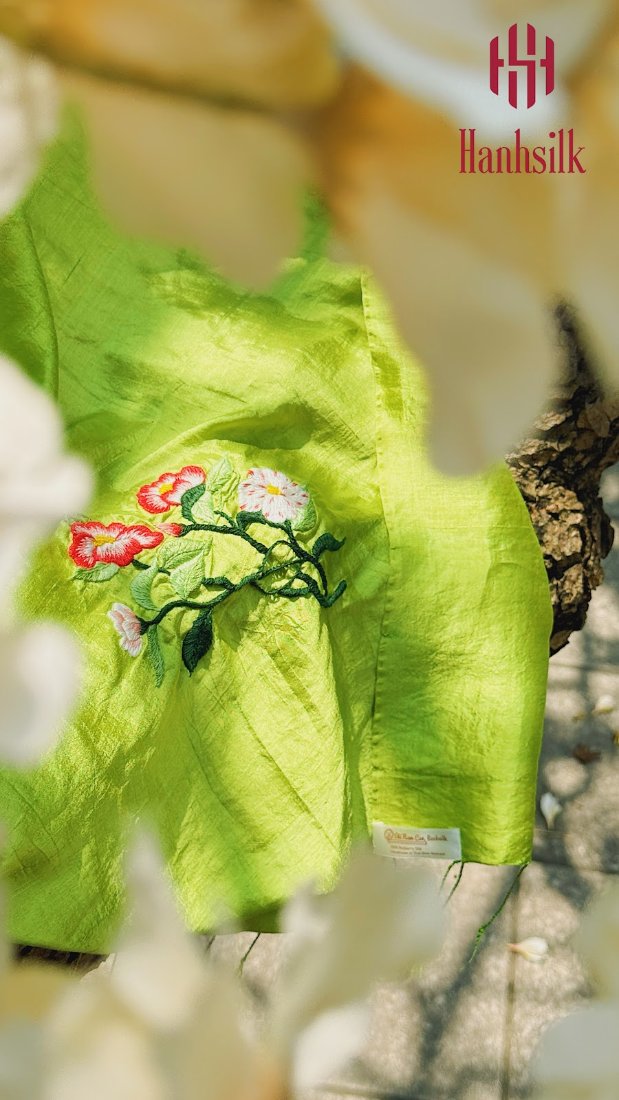 Khăn lụa đũi tơ tằm thêu tay hoa đỏ cam - màu xanh cốm | Hanhsilk