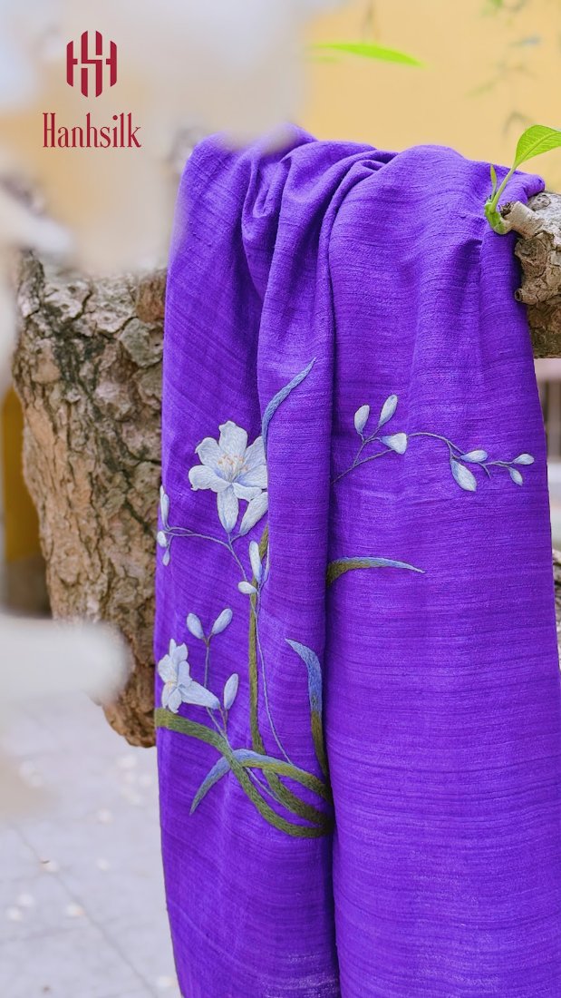 Khăn lụa đũi tơ tằm thêu tay hoa ly trắng - màu tím | Hanhsilk