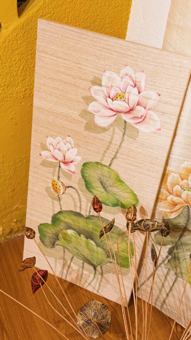 Tranh vẽ tay hoa sen hồng trên đũi tơ tằm K60, khung gỗ | Hanhsilk