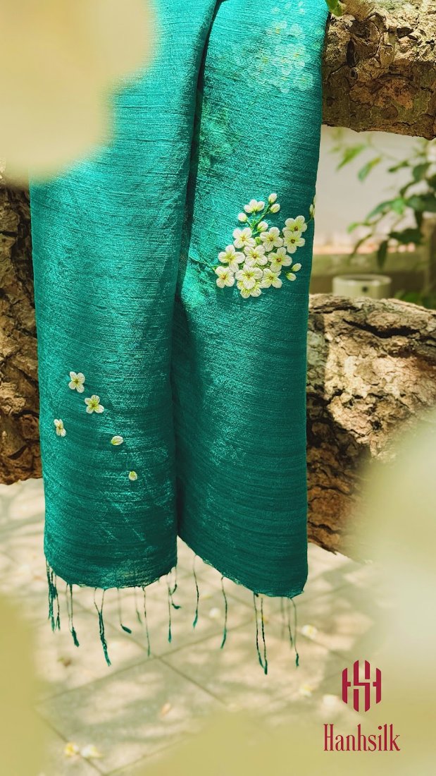 Khăn lụa đũi tơ tằm thêu tay hoa nhí trắng - màu xanh lục bảo | Hanhsilk