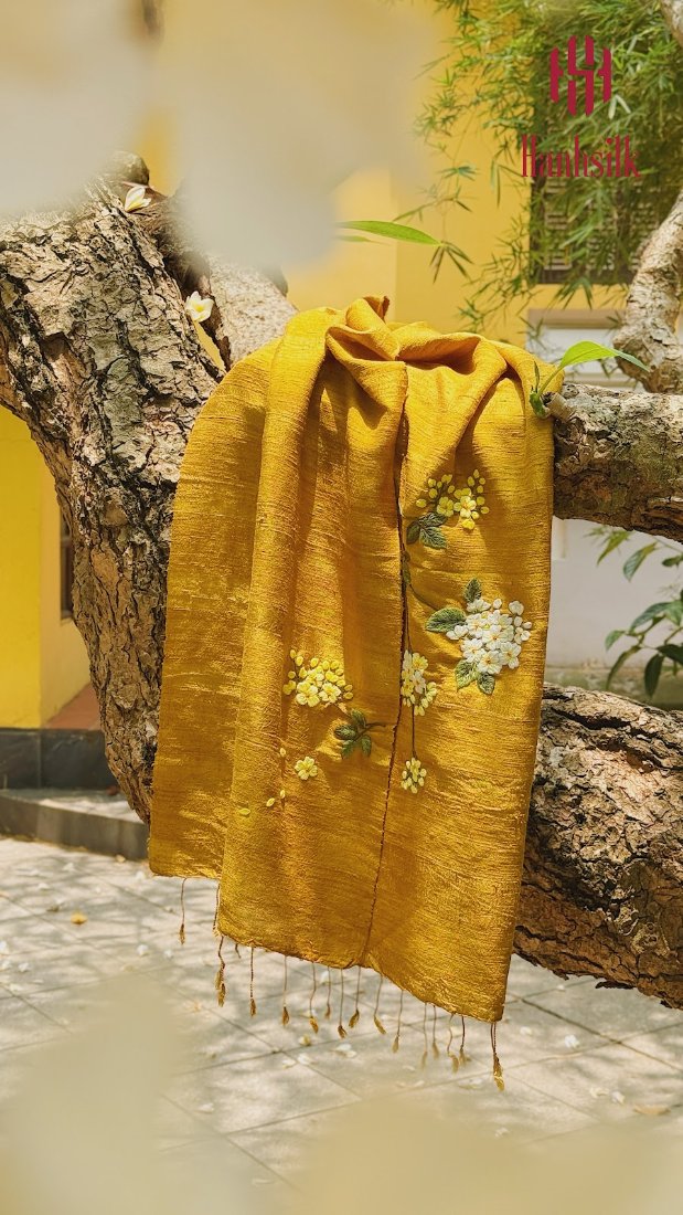 Khăn lụa đũi tơ tằm thêu tay hoa trắng - màu vàng nghệ | Hanhsilk