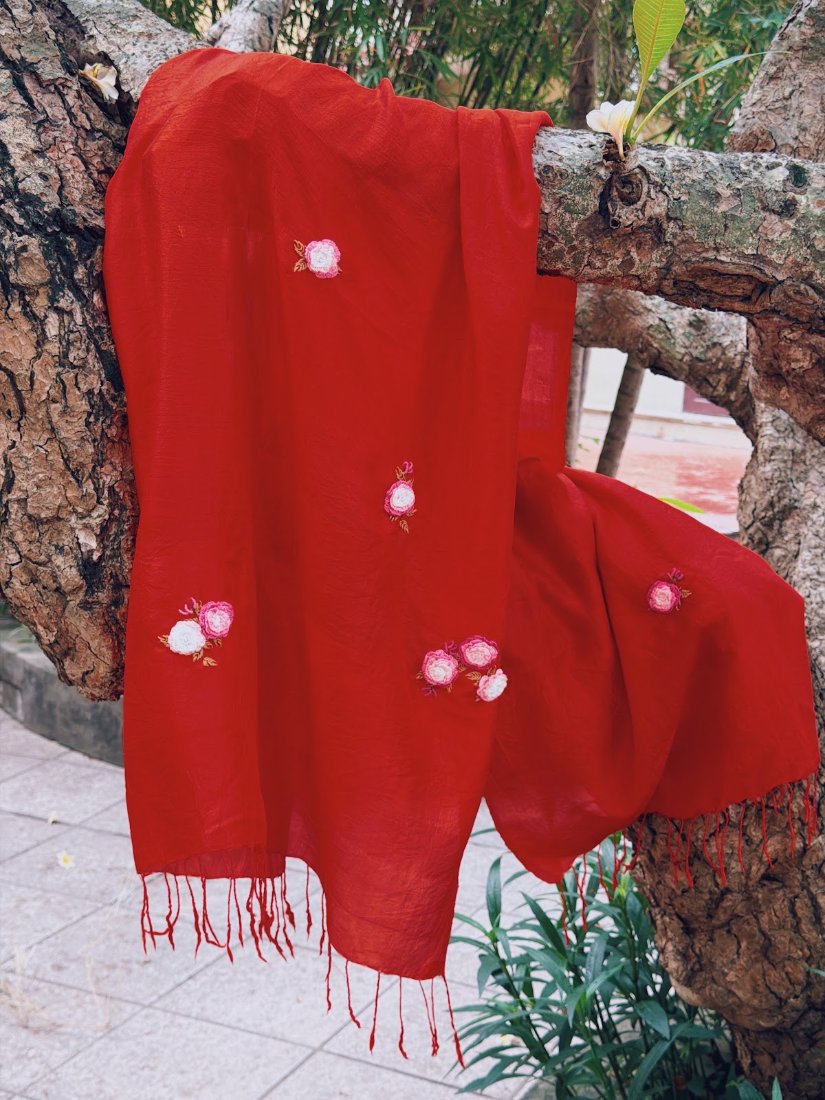 Khăn lụa đũi tơ tằm thêu tay hoa nhí hồng - màu đỏ | Hanhsilk