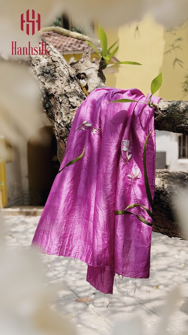 Khăn lụa đũi tơ tằm thêu tay hoa trắng lá dài - màu tím hồng | Hanhsilk