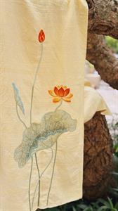 Khăn tơ lụa vẽ tay hoa sen - màu vàng kem | Hanhsilk