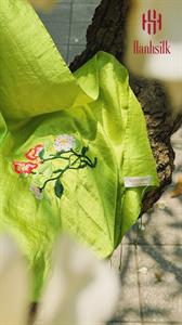 Khăn lụa đũi tơ tằm thêu tay hoa đỏ cam - màu xanh cốm | Hanhsilk