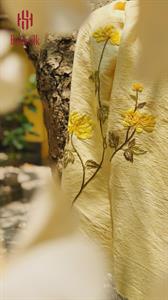 Khăn lụa đũi tơ tằm thêu tay hoa vàng - màu vàng kem | Hanhsilk